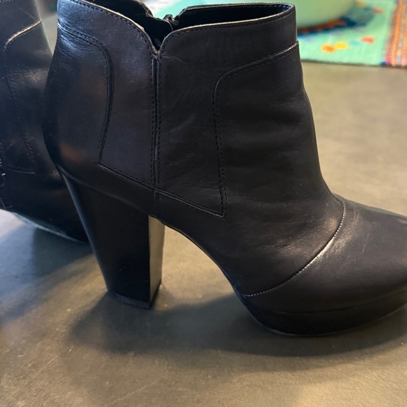 Vintage Gianni Bini Black Heeled Ankle Leather Boots - Picture 3 of 4